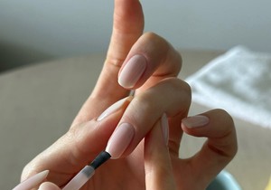  Lak na noktima vam se brzo ljušti i puca? Evo kako da manikir traje i do 10 dana