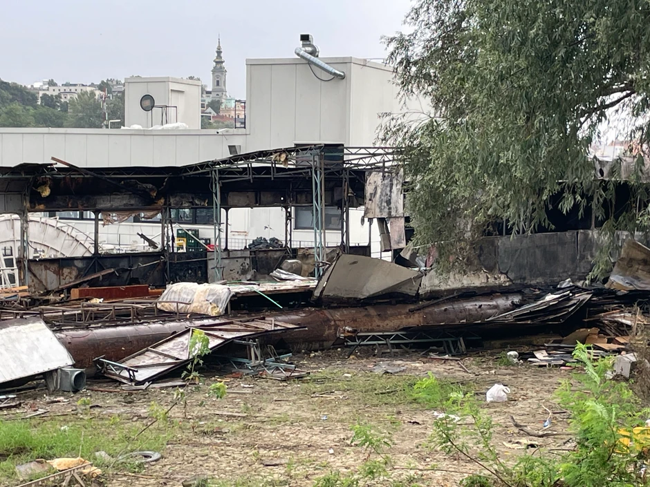 Požar na splavu kod ušća