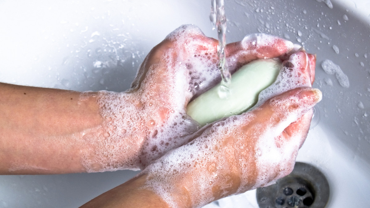 Pomimo udowodnionych korzyści, jakie niesie mycie rąk przy użyciu mydła, w wielu krajach na świecie nadal miliony osób nie praktykują regularnie tego zwyczaju.
