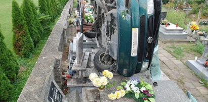 Wypadek w Gorzkowie. Samochód koziołkował po cmentarnych nagrobkach