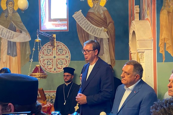 "SRBI SU IZLOŽENI TERORU, ALI NIČIJA NIJE DO ZORE GORELA" Vučić sa Dodikom u manastiru Rmanj: "Ovde je naš narod jak kao na Kosovu i Metohiji" (FOTO, VIDEO)