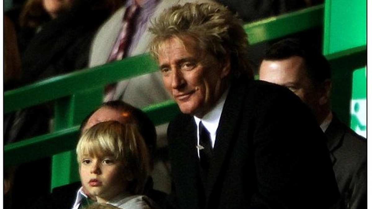 Rod Stewart, jeden z najlepszych wokalistów wszech czasów, stara się wpajać swoim dzieciom miłość do futbolu. Znany z bycia zagorzałym fanem Celticu Glasgow piosenkarz, postanowił wprowadzić w świat piłki nożnej swojego sześcioletniego syna...