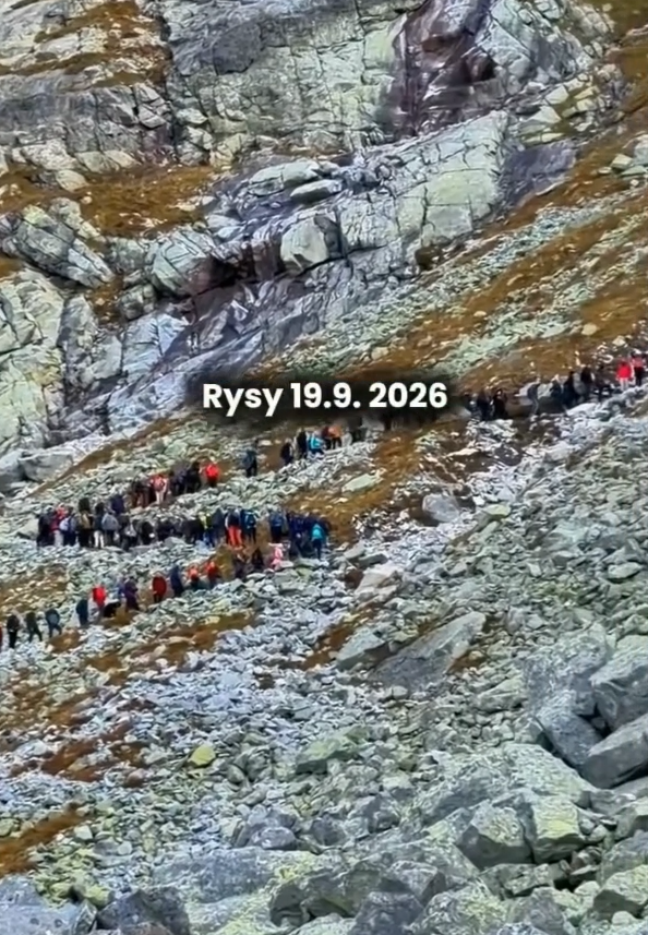 Pekné počasie prilákalo do hôr množstvo turistov.