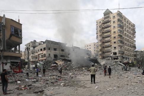 Zniszczone budynki mieszkalne po izraelskich nalotach w Gazie.