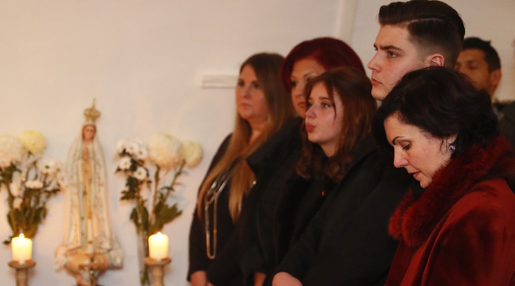 Anettka (jobbra) az első sorban állt a temetésen, Terry gyermekei mellett /Fotó: Fuszek Gábor