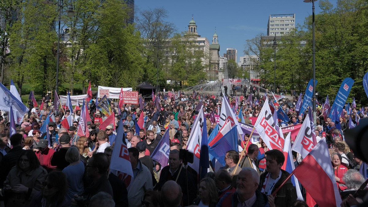 23501009 - WARSZAWA OBCHODY ŚWIĘTA PRACY Z UDZ. LEWICY I OPZZ (uczestnicy)