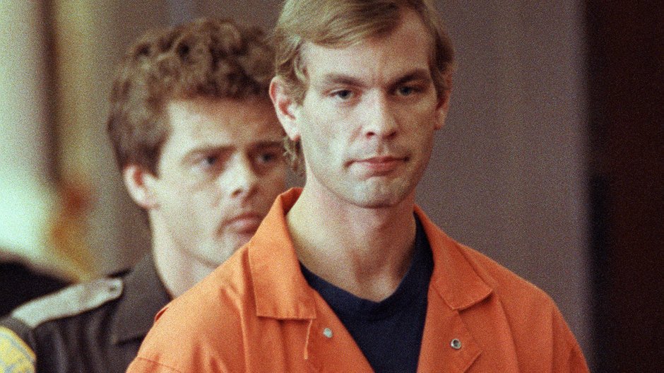 Jeffrey Dahmer zabił co najmniej siedemnaście osób, stając się jednym z najgroźniejszych seryjnych morderców w historii Stanów Zjednoczonych.