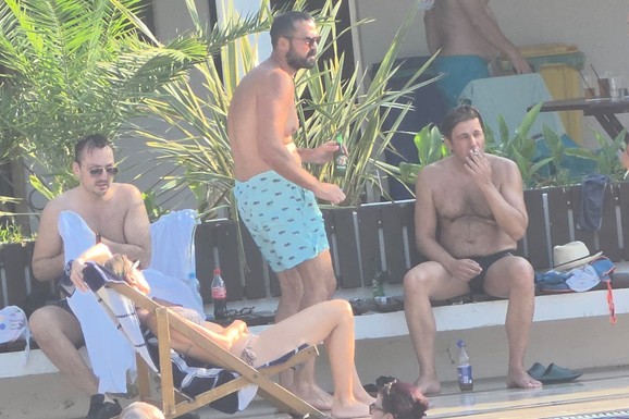 (PAPARACO) MIODRAG RADONJIĆ SE SKROZ OPUSTIO NA BAZENU Pijucka alkohol, telefonira iz vode, a društvo mu pravi KOLEGA (VIDEO)