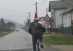 Čovek vozi prase u Hrvatskoj