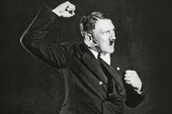 Adolf Hitler ćwiczy przemowę przed lustrem, 1933 r