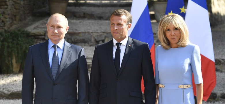 On wie, jak "kupić" kobietę. Niezwykłe zachowanie Władimira Putina wobec Brigitte Macron. FOTO