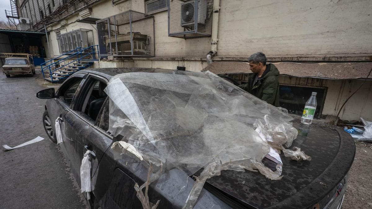 Ostrzelany samochód, którym przeprowadza się płatne ewakuacje z Doniecka