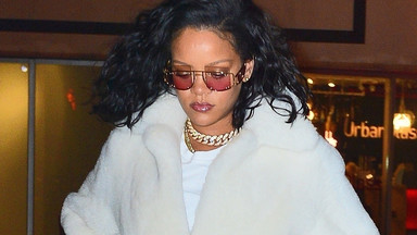 Rihanna w futrzanym szlafroku i z gołymi nogami. Tak walczy z mrozami?