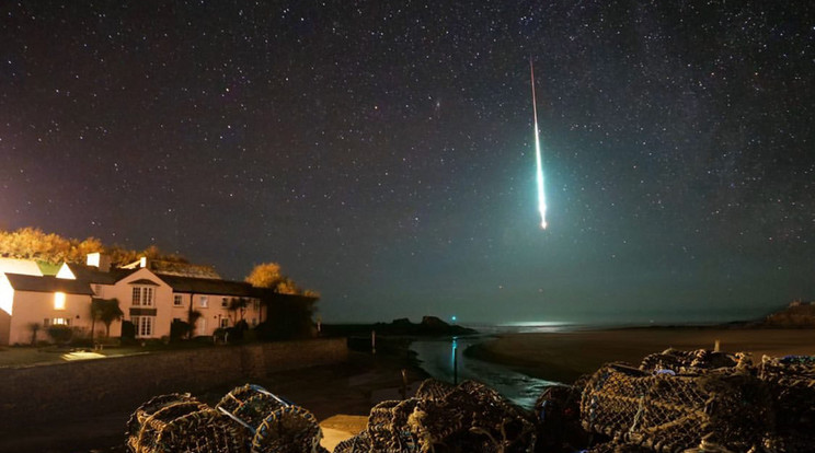 A fénylő meteor még a rákcsapdákat is megvilágította / Fotó: Northfoto