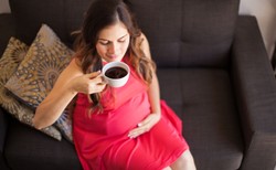 Uwaga na kawę w ciąży! Kofeina może szkodzić mózgowi płodu. Nowe ustalenia