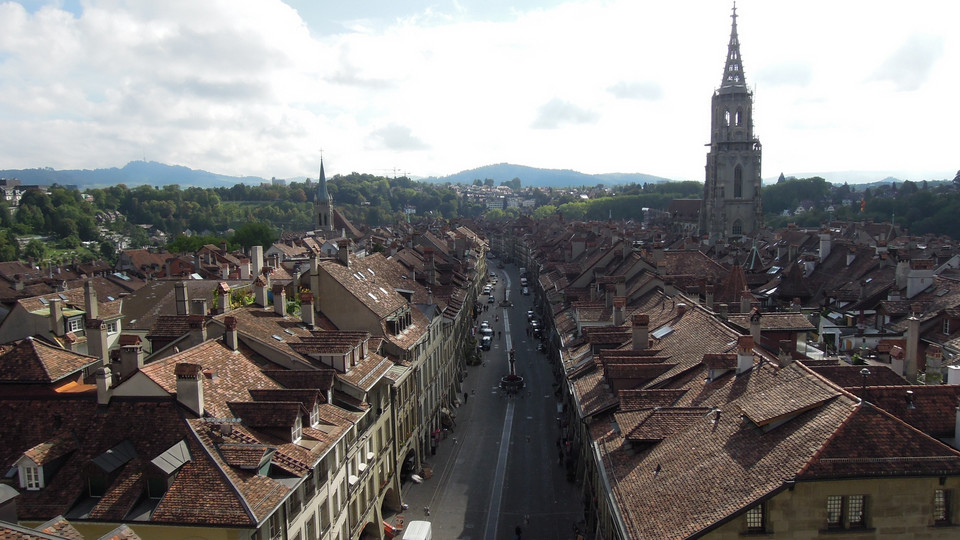 Berno - widok z wieży zegarowej, po prawej stronie katedra