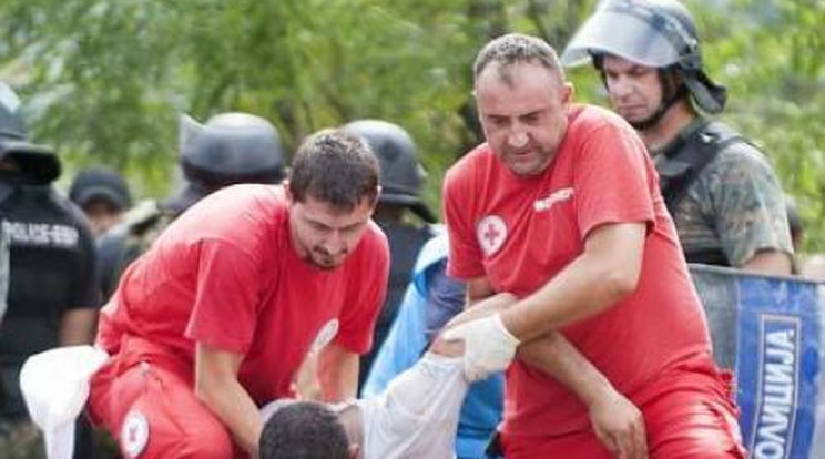 Több ezer bevándorló törte át a rendőrkordont - Fotó!