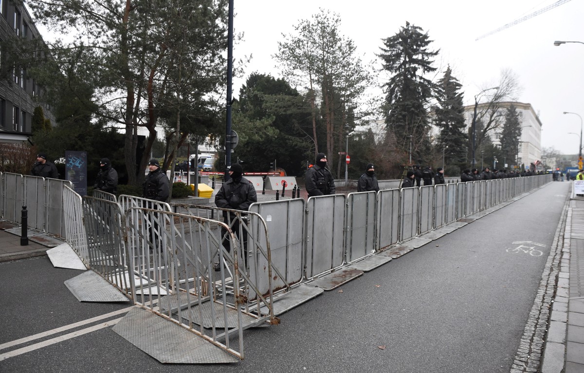 W środę wieczorem zdemontowano ogrodzenie ustawione przed Sejmem we wtorek nad ranem w związku z organizowanym tam protestem.