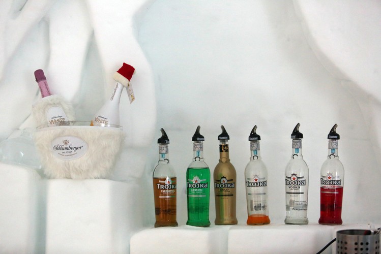 Zestaw kolorowych wódek w luksusowym hotelu iglo Iglu-Dorf GmbH na górze Parsenn. Forum Ekonomiczne w Davos 2015, 20.01.2015, Szwajcaria.