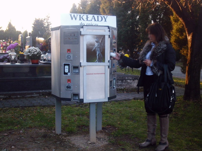 Należy wrzucić monetę, a z maszynki wyskakuje znicz lub wkład do znicza