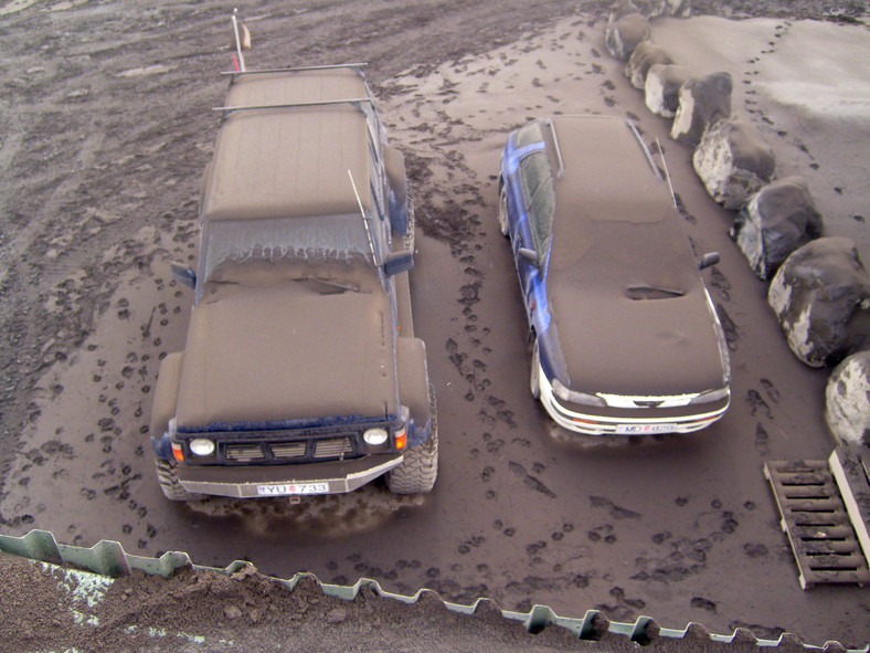 Reykjavik. Samochody pokryte pyłem po wybuchu wulkanu, 19 kwietnia 2010 roku