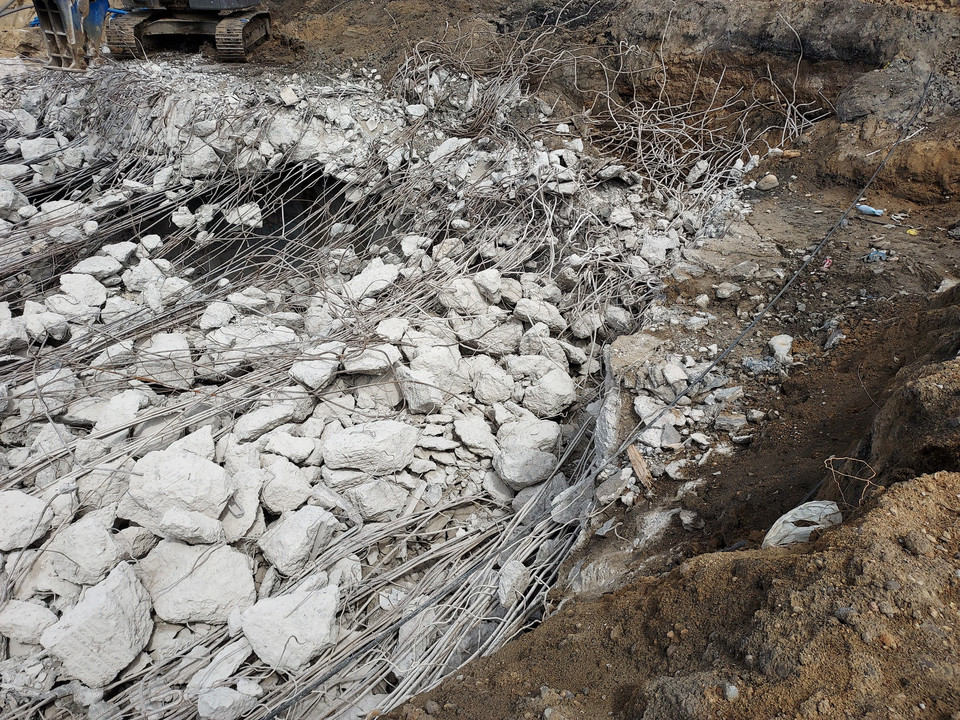 Żelbetonowe pozostałości po rozbieranej dobudówce przy carskim tunelu I w Białymstoku