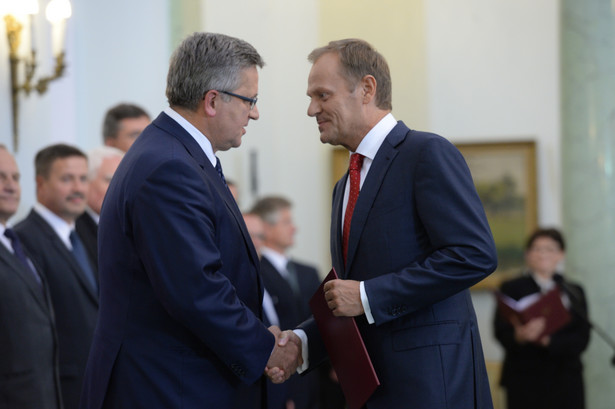 Premier Donald Tusk i Bronisław Komorowski podczas uroczystości przyjęcia przez prezydenta RP dymisji Rady Ministrów. Fot. PAP/Jacek Turczyk