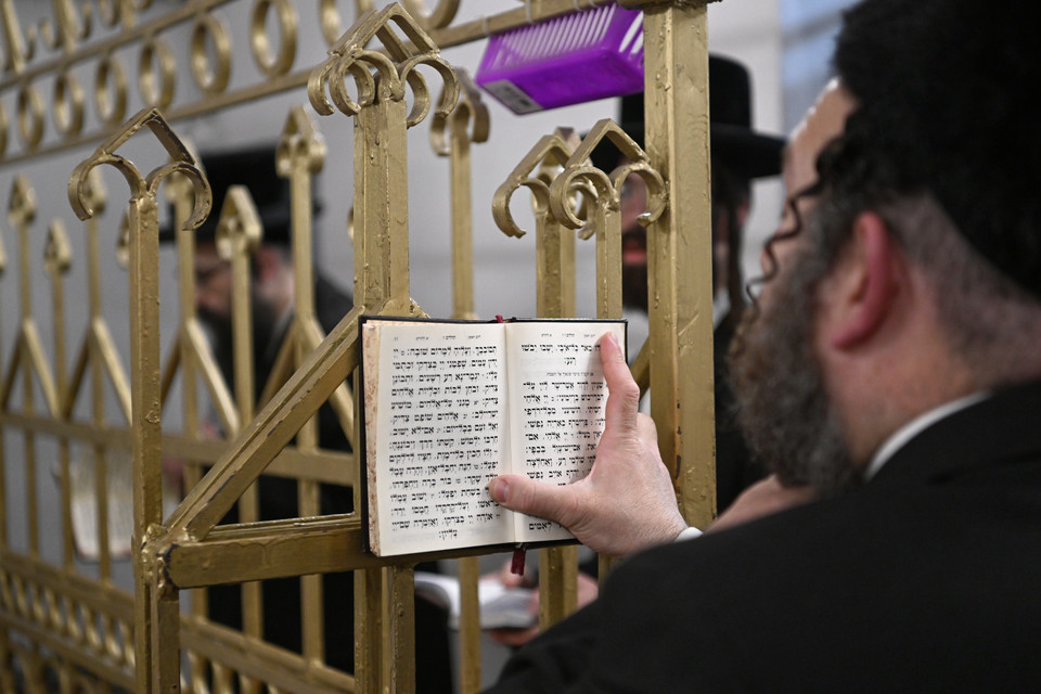 Chasydzi z całego świata pielgrzymują do grobu cadyka Elimelecha w Leżajsku (23.03.2022 r.)