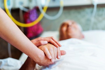 Édesapámnak végstádiumú tüdőrákja van, hogyan tudunk neki segíteni? - Az orvos válaszol