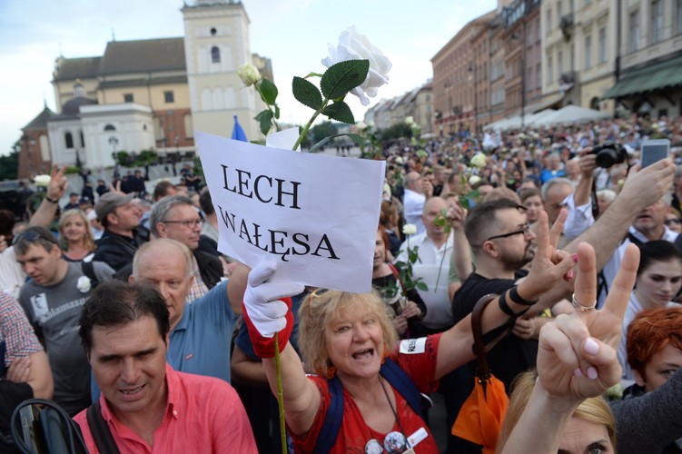 Uczestnicy kontrmanifestacji gromadzą się na pl. Zamkowym