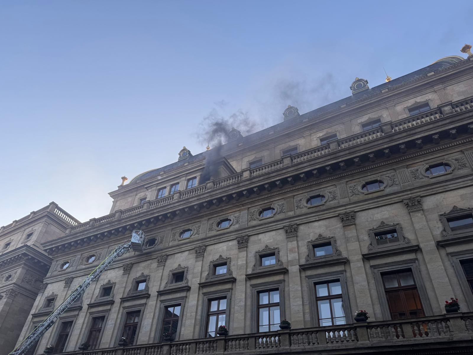 V Prahe horí historická budova Národného divadla.