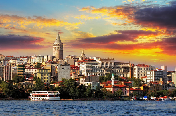 Bizancjum, nazywane w swojej historii też Nowym Rzymem i Konstantynopolem, a od lat 30. ubiegłego wieku Stambułem (tur. Istanbul), to wciąż miasto cudu gospodarczego. Ta stolica wielu cesarstw, położona w miejscu, gdzie łączyły się główne szlaki handlowe, odkąd powstała jako grecka kolonia tętni gospodarczym życiem. Choć obecnie nie jest już stolicą Turcji, wciąż jest centrum kulturalnym, handlowym oraz finansowym całej Republiki. Przy tym, wytwarza ponad ¼ produkcji całego kraju.