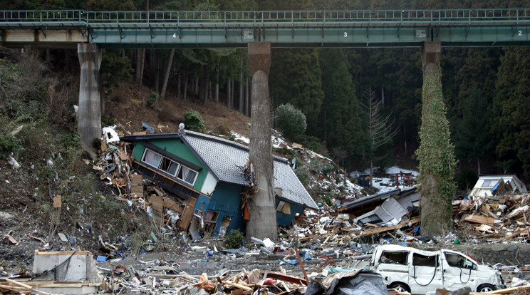 Megsemmisült házak az Ivate prefektúrabeli Ofunatóban. Március 11-én a Richter-skála szerinti 9-es erősségű földrengés rázta meg Japán északkeleti partvidékét, a rengés pedig szökőárt okozott az epicentrum közelében. A hivatalos adatok szerint a kettős katasztrófában legkevesebb 8450 ezer ember életét vesztette, az eltűntek száma meghaladja a 12 900-at. (MTI/EPA/IFRC)