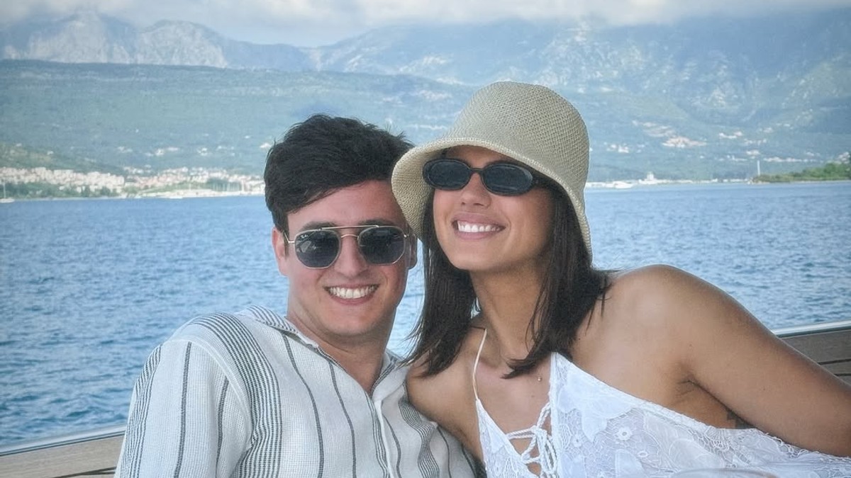 PORODILA SE ĆERKA NIŠE SAVELJIĆA Silvanu muž izveo iz porodilišta sa bebom: Objavili prve slike iz porodičnog doma (Foto) Kép