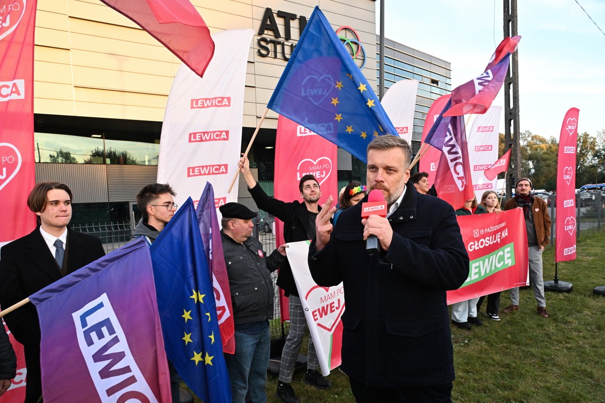 Uczestnicy manifestacji przed siedzibą ATM Studio w Warszawie, gdzie odbywa się "Debata wyborcza 2023" Telewizji Polskiej