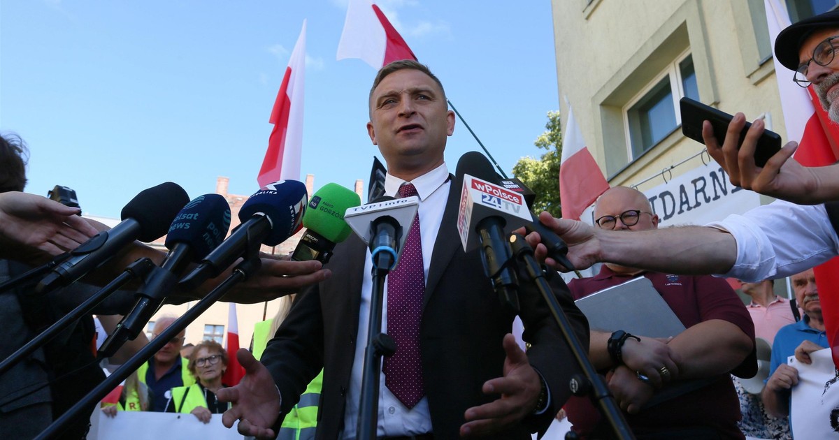 Bąkiewicz usłyszał zarzut. Gorąco przed prokuraturą