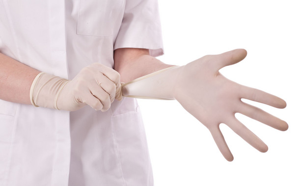 Lekarz zakłada rękawiczkę