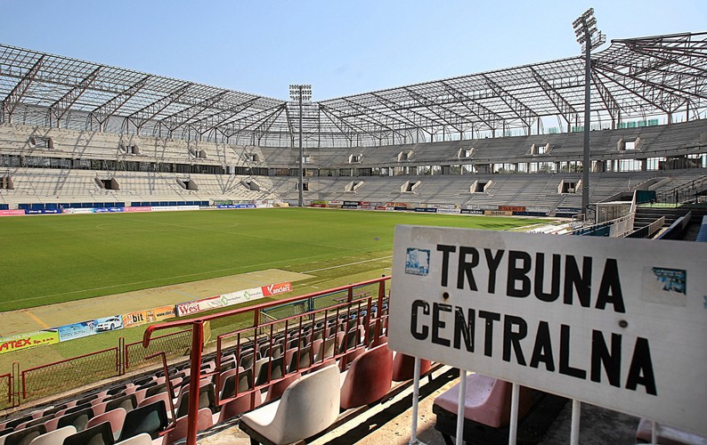 Nowy stadion ma się składać z dwóch poziomów trybun. Oba poziomy trybun mają być podzielone na trybunę północną, wschodnią, południową, honorową oraz trybunę kibiców drużyny przyjezdnej. Na zdj. Zabrze. Budowa stadionu klubu sportowego ' Górnik Zabrze '.