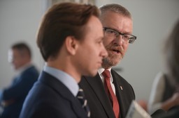 problem z ukraińcami w polsce. "wojna wzmocniła konfederację i brauna"