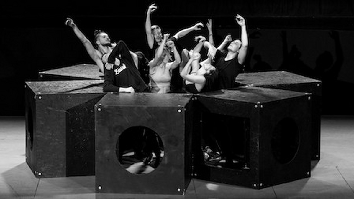 Boxality to pierwszy w Polsce performance w stylu off brodwayowskich wydarzeń ze scen Nowego Jorku. To mocna historia opowiedziana tańcem i okazja, żeby przeżyć niepokojący, prawdziwy spektakl taneczny z chorografią i w reżyserii Agustina Egurroli. Pierwszy z czterech spektakli odbędzie się 21 listopada w stołecznym teatrze Palladium.