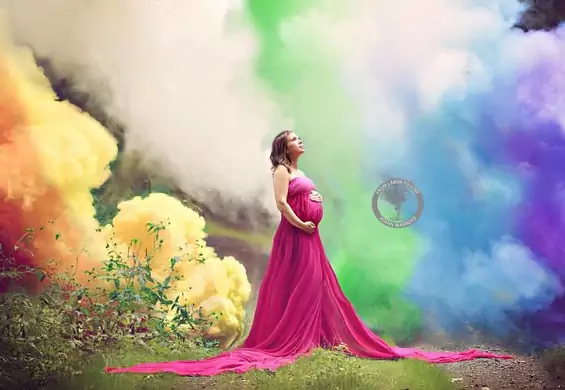 Po sześciu poronieniach jest w ciąży i świętuje ją niezwykłą tęczową sesją