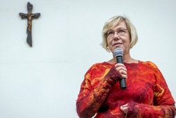 Małopolska kurator oświaty Barbara Nowak podczas wykładu Prawa rodziców w polskiej szkole. Praktyczne porady wobec ataku ideologii neomarksistowskiej w 2019 roku w Toruniu