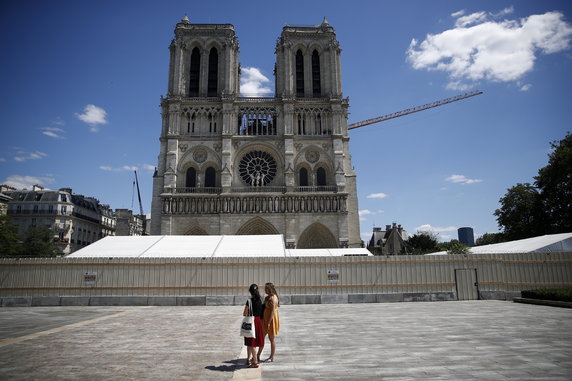 Otwarto dziedziniec katedry Notre Dame