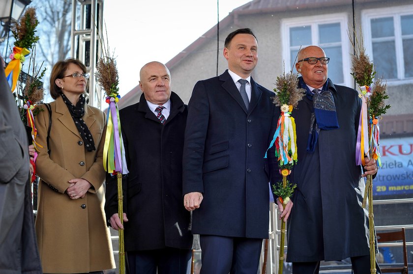 Komorowski słabnie, Duda zyskuje