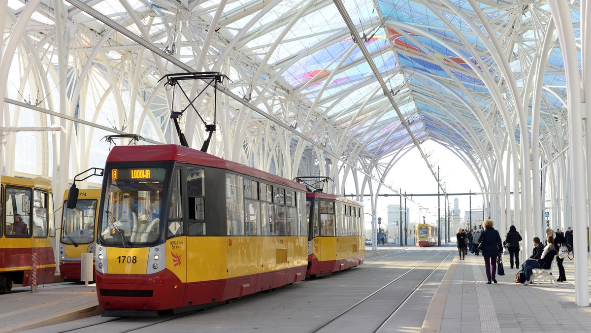 Od 16 września w tramwajach linii 10A i 10B w Łodzi wprowadzone zostaną nowe zasady opłaty za podróż komunikacją miejską. Podczas rocznego pilotażu chętni pasażerowie zapłacą nie za czas spędzony w tramwaju, a wyłącznie za liczbę przejechanych przystanków.