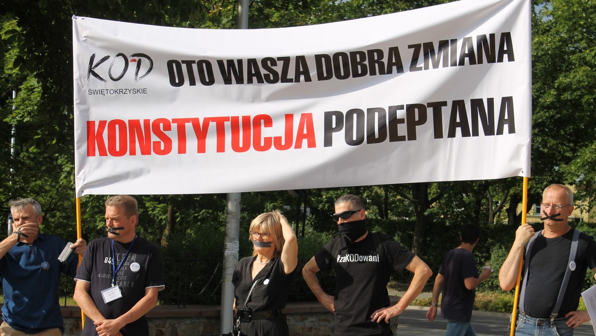 W niedzielę świętokrzyscy działacze Komitetu Obrony Demokracji organizują w Kielcach manifestację. W ten sposób chcą uczcić 20. rocznicę uchwalenia Konstytucji RP. – Przez 20 lat Konstytucja określała nasze prawa i broniła nas przed niesprawiedliwością. Dzisiaj sama wymaga obrony – piszą w zaproszeniu.