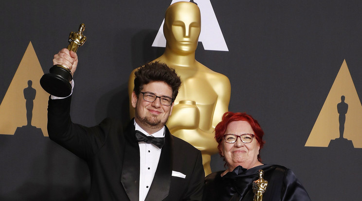 Deák Kristóf rendező és Udvardy Anna producer a legjobb rövidfilmnek járó díjjal a 89. Oscar-gálán a Los Angeles-i Dolby Színházban /Fotó: MTI/EPA/Paul Buck