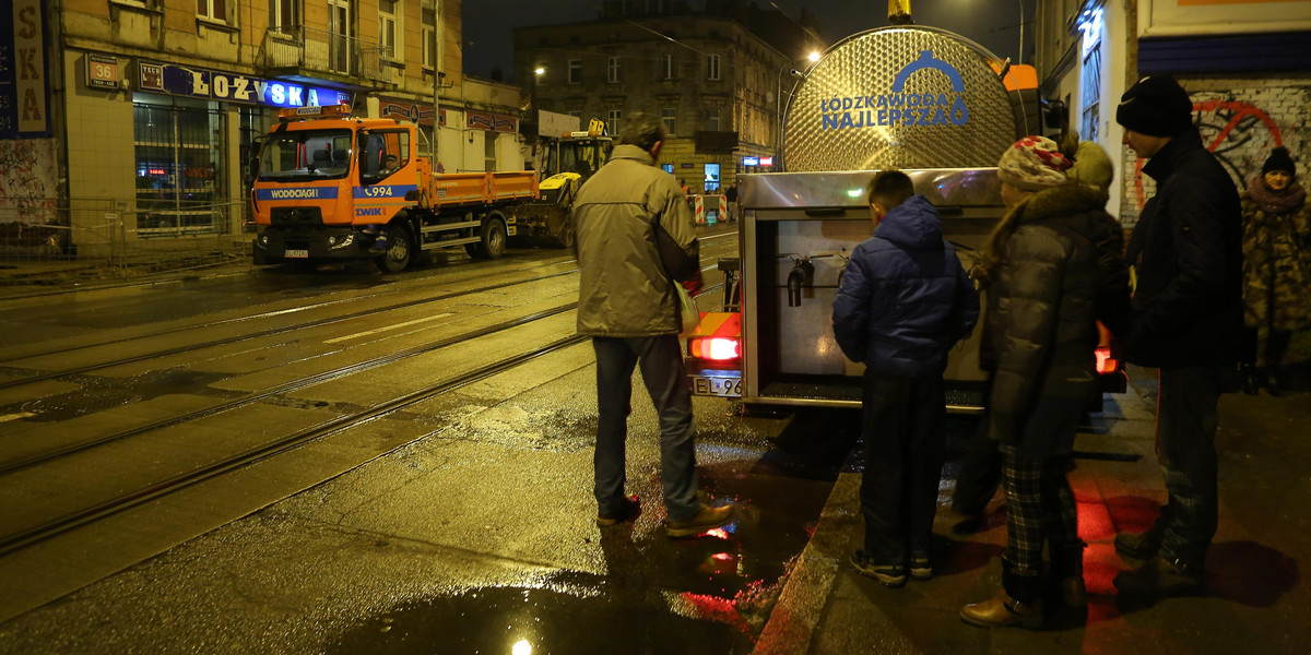 Przebili wodociąg na Przybyszewskiego. Woda zalała torowisko i ulicę