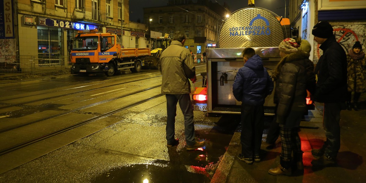 Przebili wodociąg na Przybyszewskiego. Woda zalała torowisko i ulicę