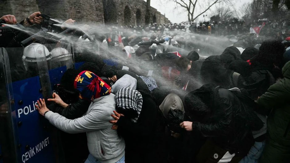 Organizacije za zaštitu ljudskih prava godinama kritikuju policijske intervencije tokom protesta i javnih okupljanja | Foto: AFP via Getty Images